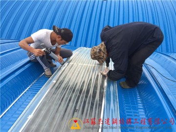 拱形屋頂上部使用FRP采光帶